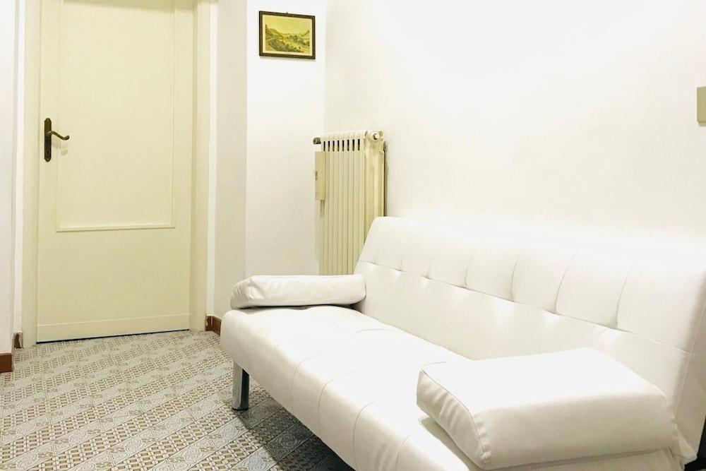 4 Rooms Apartment Next to the Colosseum - Tap to explore photos