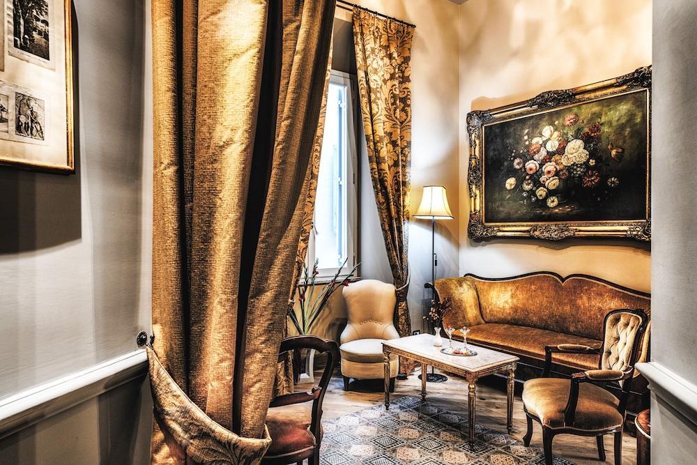 Navona Grand Suite - Tap to explore photos