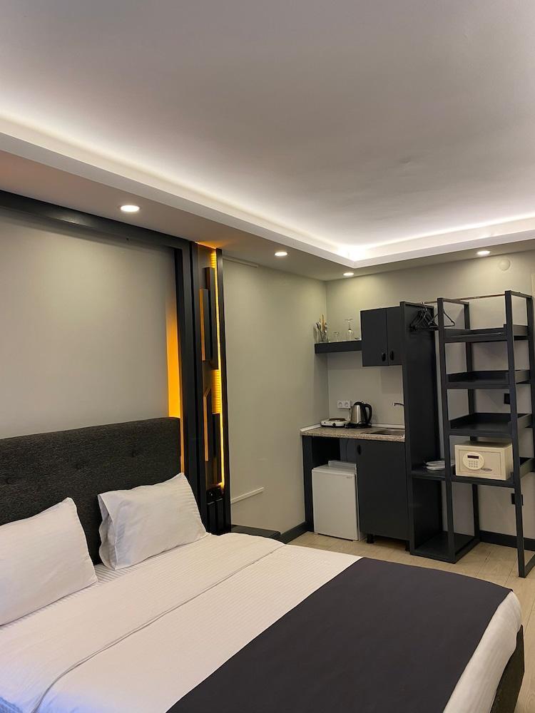 Galata King Suites Room Type - 2 Bedroom Apartment with Balcony and Kitchen (ground floor)