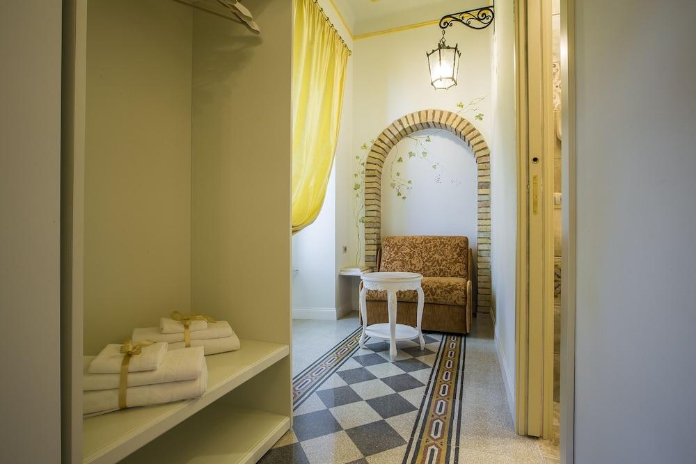 Trastevere Royal Suite - Tap to explore photos