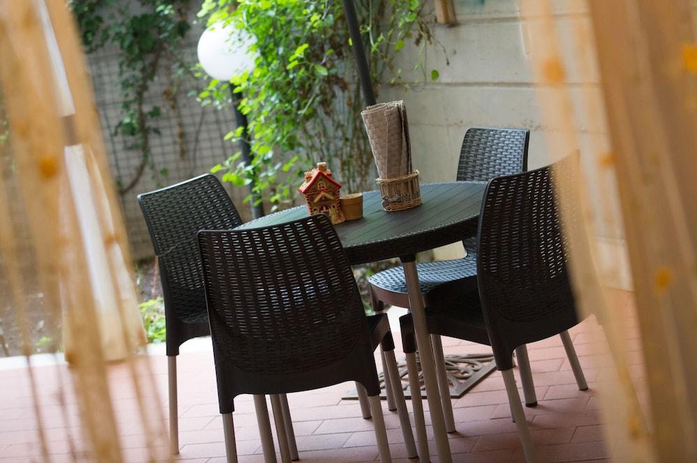 Domus Al Parco Guest House - Tap to explore photos