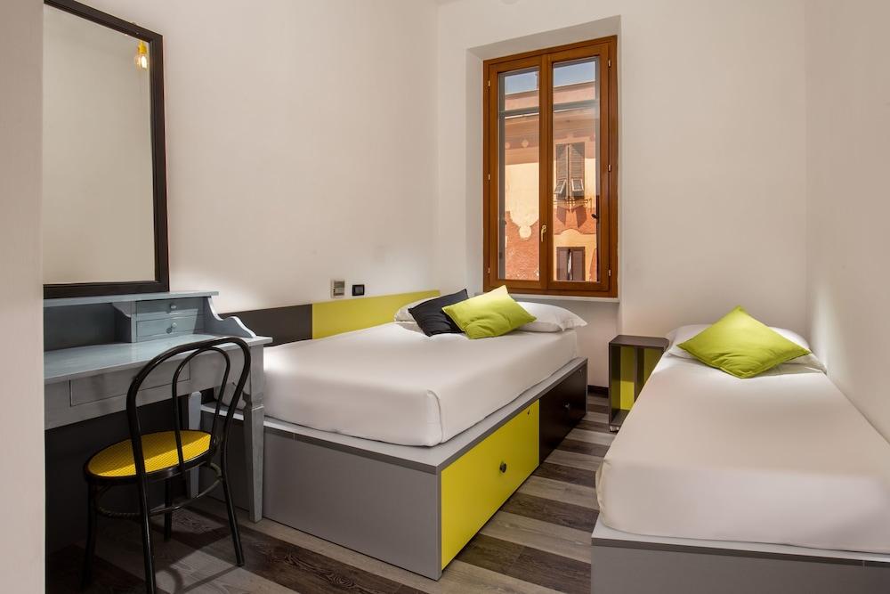 Free Hostels Roma Room Type - Double Room, 3 Twin Beds