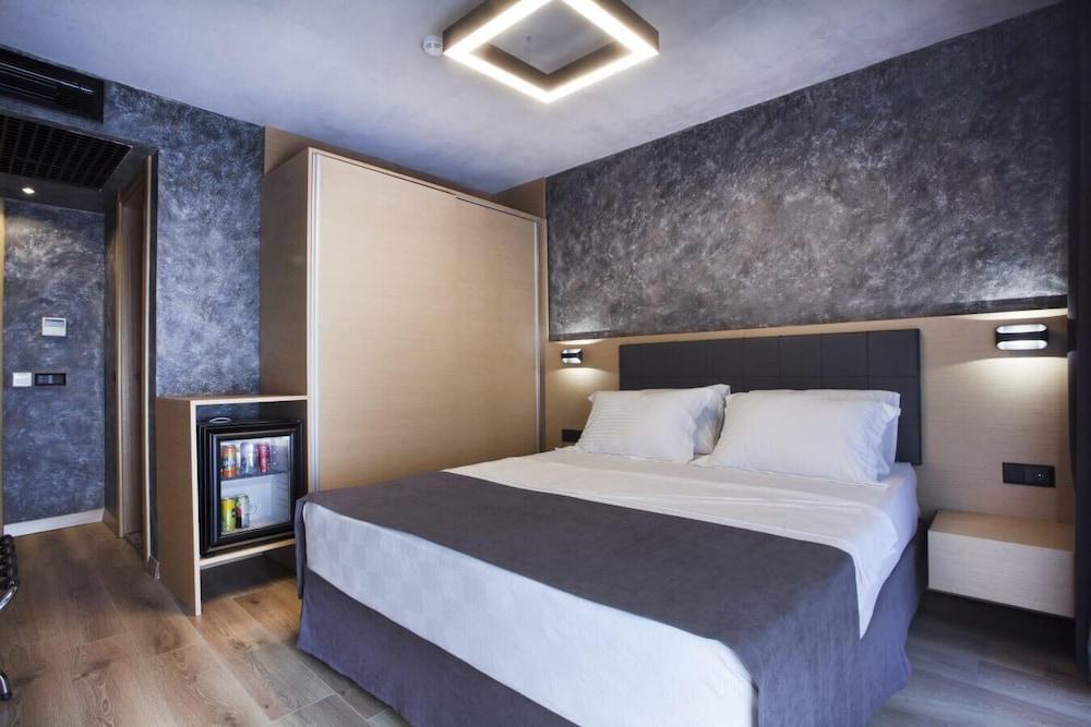 Redstone Hotel Room Type - Deluxe Double Room