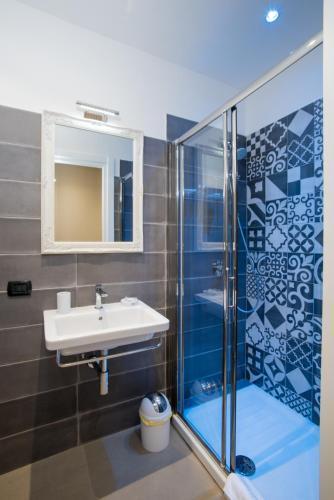 Roma 2B - Tap to explore photos