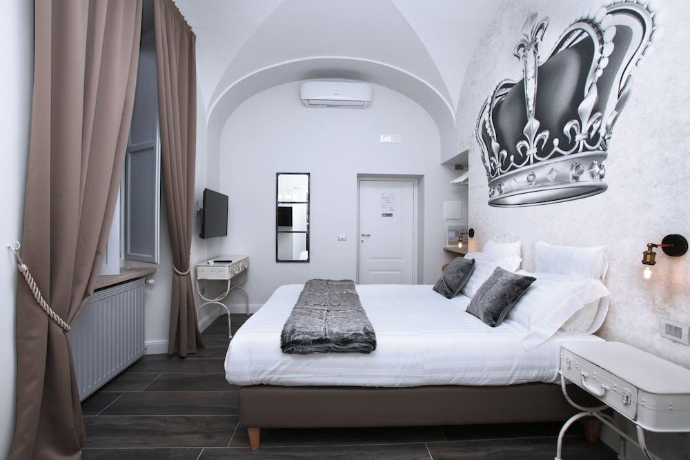 Trevi Contemporary Suite - Tap to explore photos