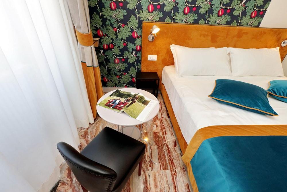 Opera 58 - Tap to explore photos