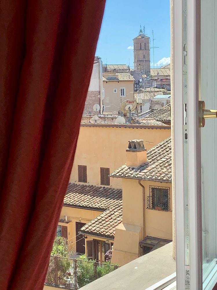 Trastevere Royal Suite Trilussa - Tap to explore photos