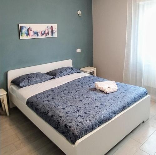Pretty Tiburtina Room - Tap to explore photos