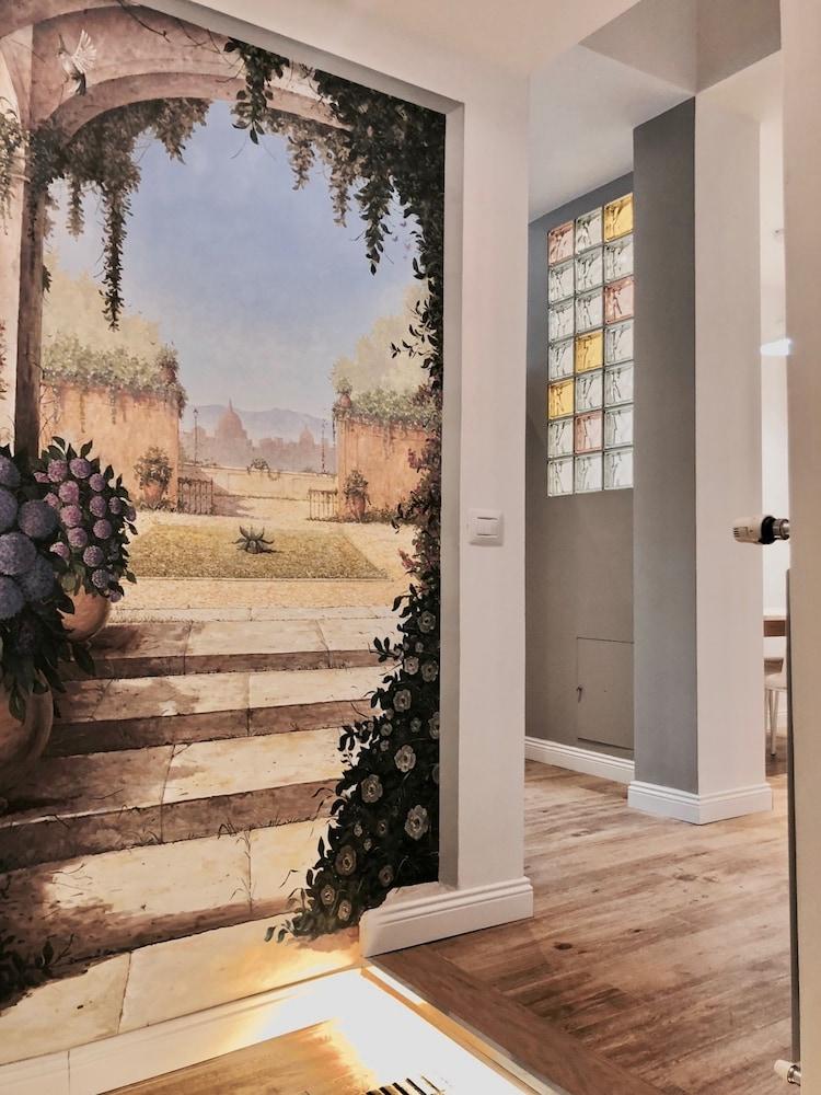 Audrey's Roman Holidays Suites&Rooms - Tap to explore photos