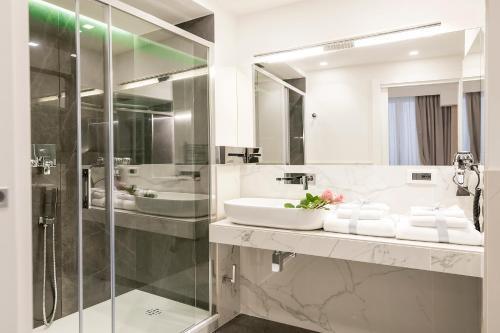 Navona Style Room Type - Queen Room with Spa Bath