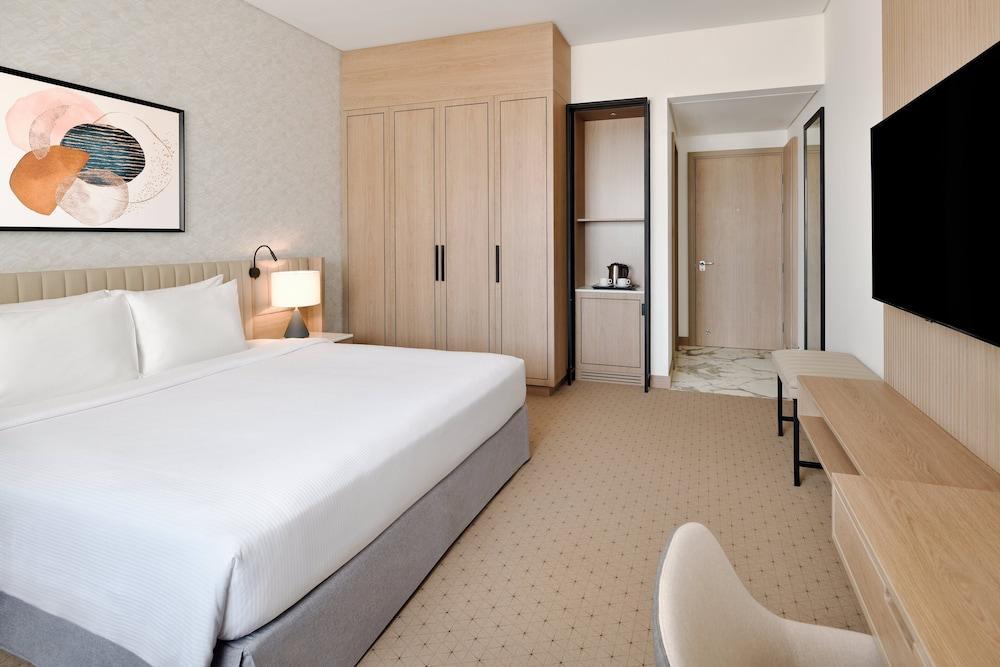 Crowne Plaza Dubai Jumeirah Room Type - Standard Room, 1 King Bed (Top Floor)