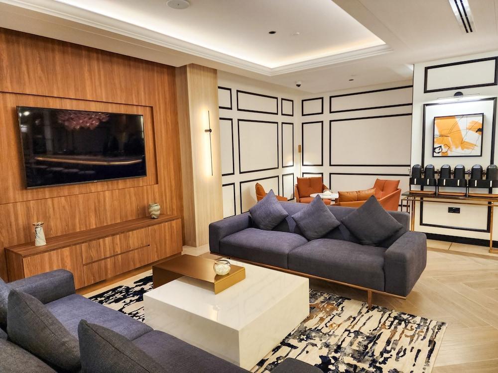 Crowne Plaza Dubai Jumeirah - Tap to explore photos
