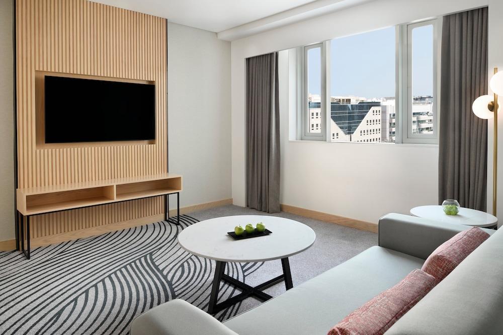 Crowne Plaza Dubai Jumeirah Room Type - Junior Suite, 1 King Bed, Smoking