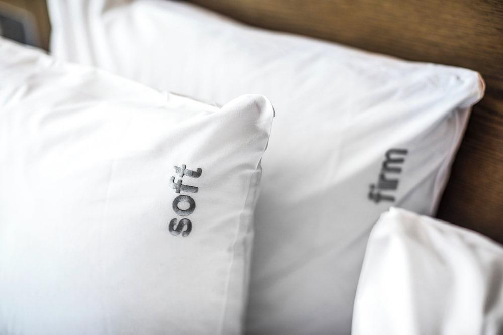 Holiday Inn Express MELBOURNE LITTLE COLLINS Room Type - Standard Room, 1 Queen Bed, Accessible (Free Breakfast)