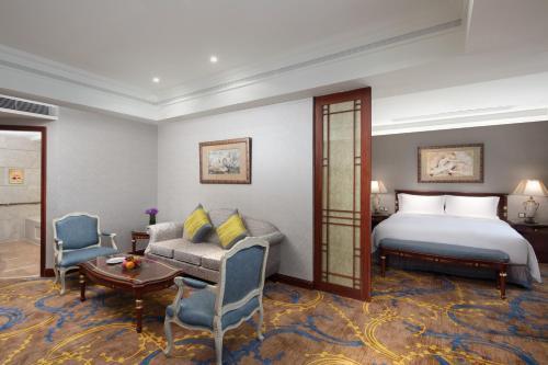 Crowne Plaza SHANGHAI NANJING ROAD - Tap to explore photos