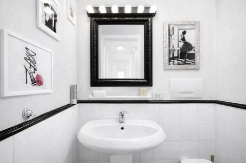 Pantheon Grand Loft, Spacious and Bright for 8 Via dei Cestari - Tap to explore photos