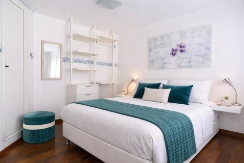 Pantheon Grand Loft, Spacious and Bright for 8 Via dei Cestari - Tap to explore photos