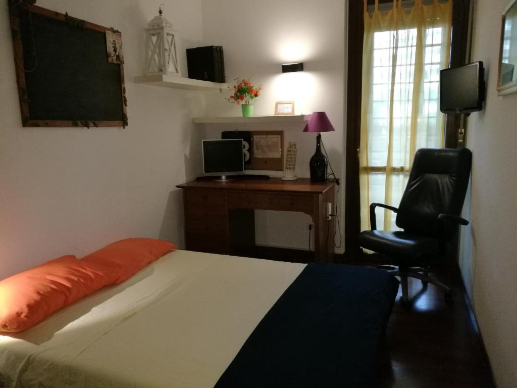 ROMA METRO JONIO Double ROOM with BATHROOM - Tap to explore photos