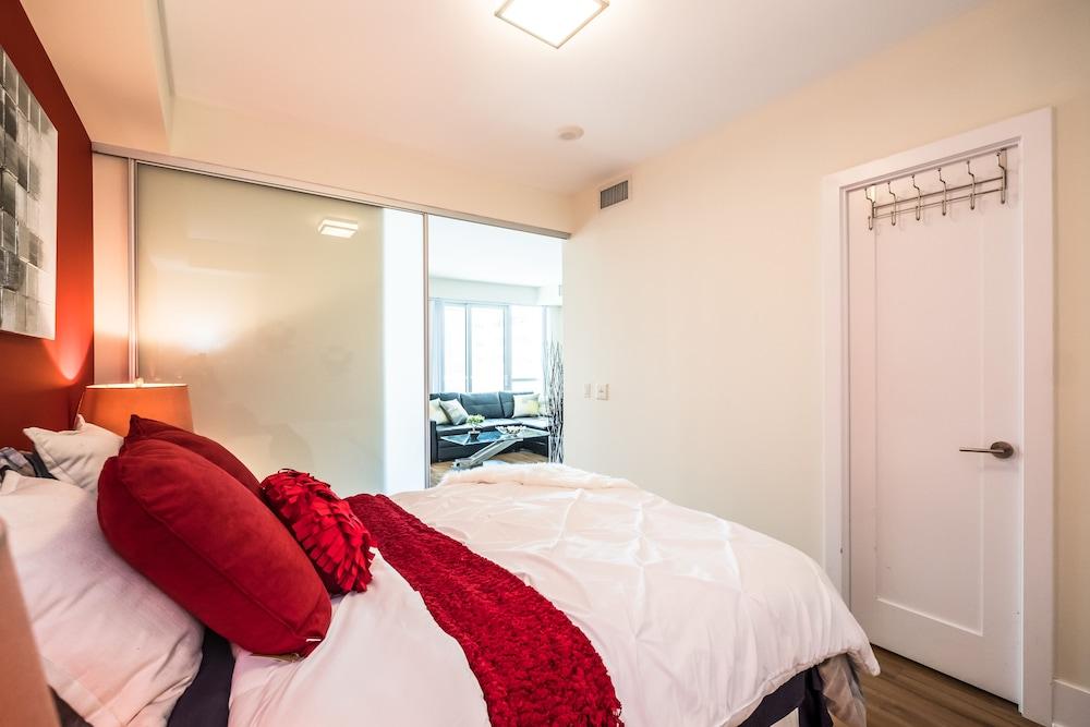 QuickStay - Ultra Luxury on Front St. (Union Station) - Tap to explore photos