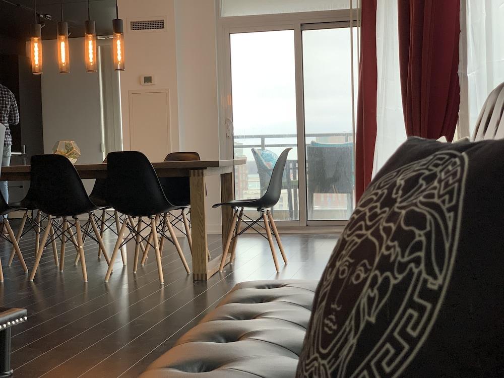 A&A Suites Magnificent 3-BD apt in DT - Tap to explore photos