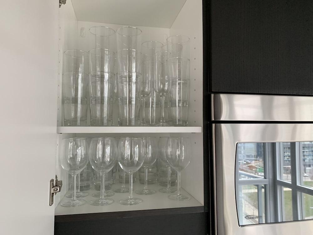 A&A Suites Magnificent 3-BD apt in DT - Tap to explore photos