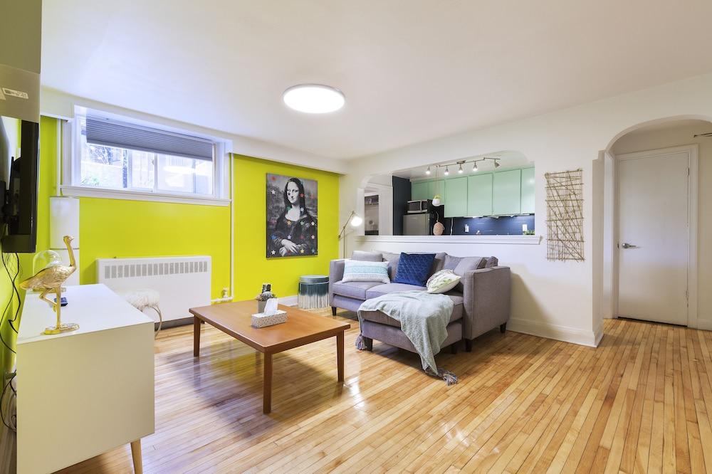 Colourful 2-bedroom Apartment - Tap to explore photos