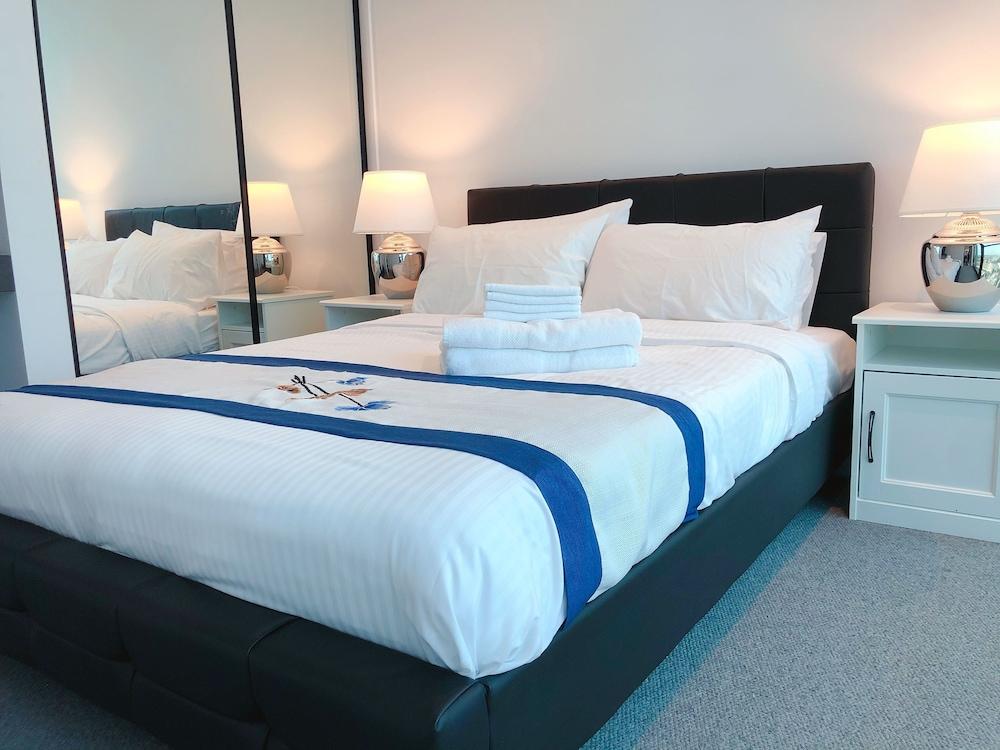 CBD Amazing view 2 Bedrooms Apartments - Tap to explore photos