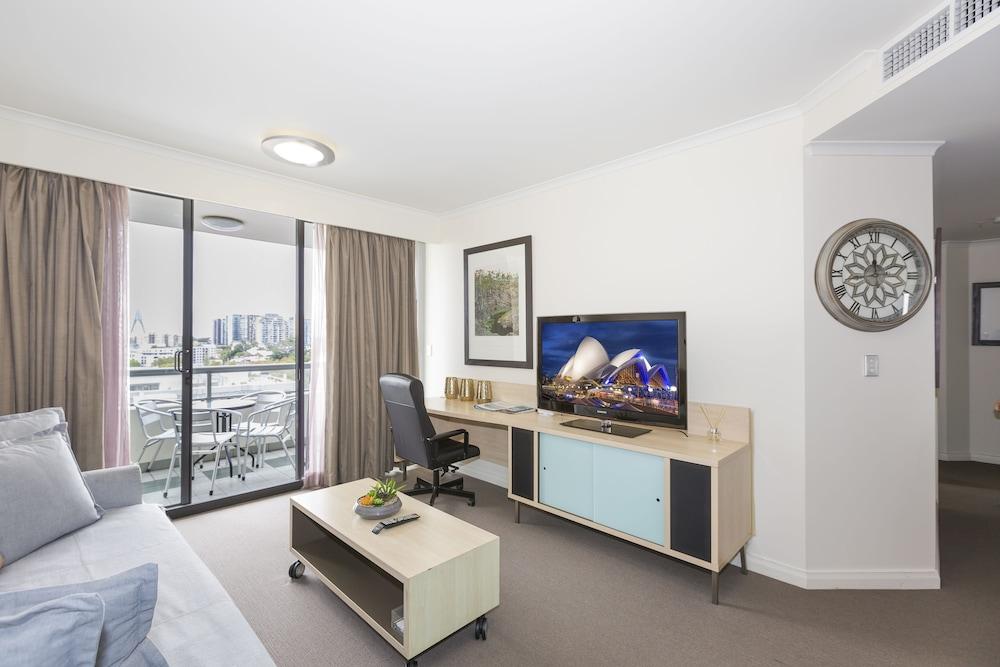 Stunning 2 Bedroom Apartment - Tap to explore photos