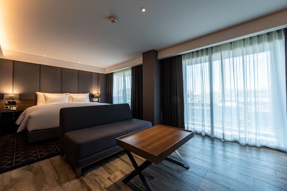 Ayathorn Bangkok Hotel Room Type - Corner suite