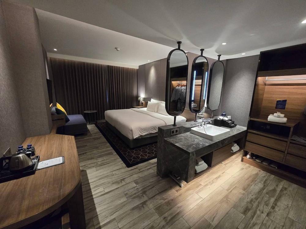 Ayathorn Bangkok Hotel Room Type - Superior Room, 1 King Bed