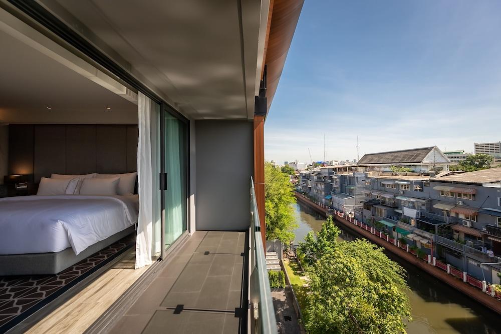Ayathorn Bangkok Hotel Room Type - Deluxe Room, 1 King Bed, Balcony