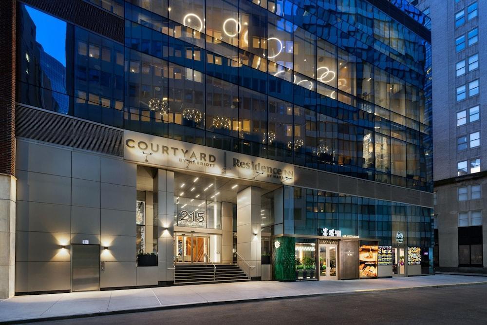 Courtyard by Marriott New York Downtown Manhattan/Financial District - Tap to explore photos
