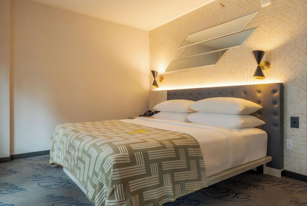 Pestana CR7 Times Square Room Type - Junior Suite with Balcony and View