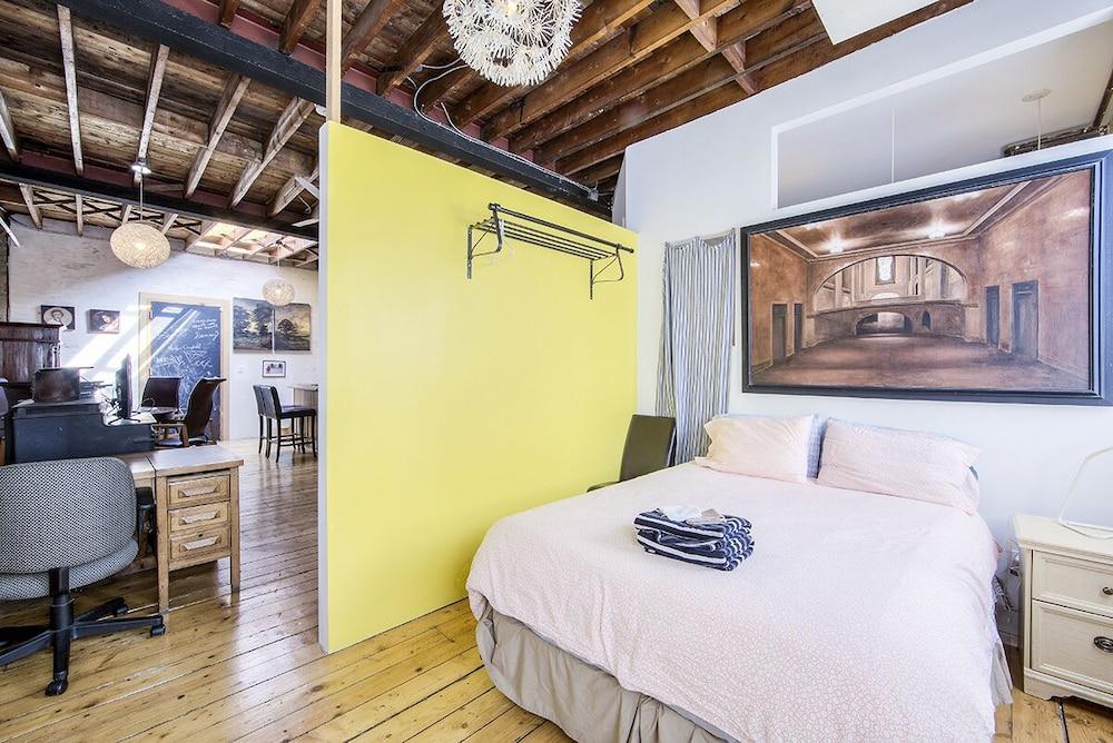 Comfortable Lofts in Downtown Toronto - Tap to explore photos