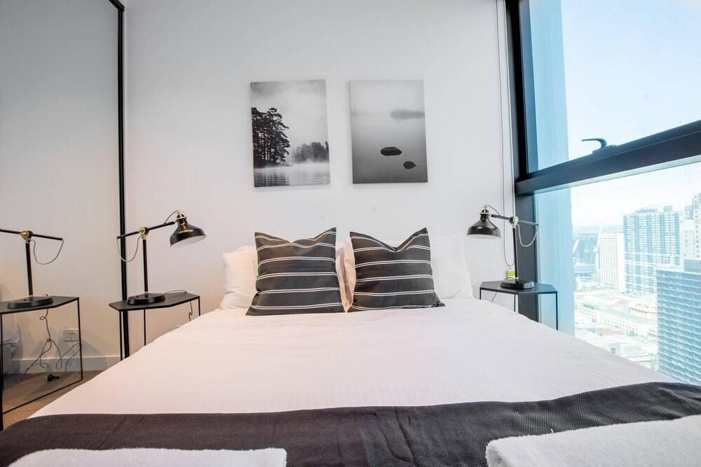 Cozy APT With City Views Next to Meblourne Central - Tap to explore photos