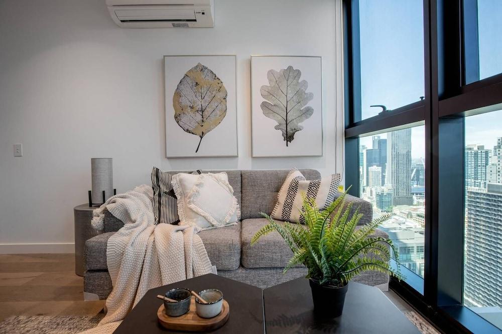 Cozy APT With City Views Next to Meblourne Central - Tap to explore photos