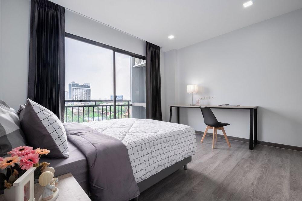 Aqua Residences Room Type - Superior Studio, 1 Queen Bed