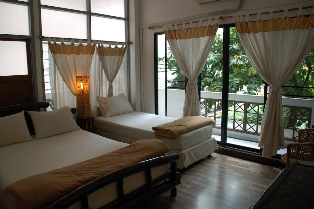 Lamphu House Bangkok Room Type - Air-Con Triple room