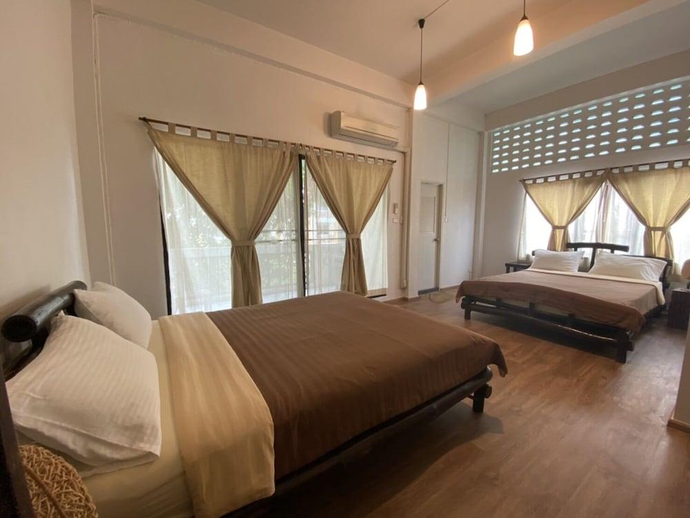 Lamphu House Bangkok Room Type - Air-con Family 2 Double Room