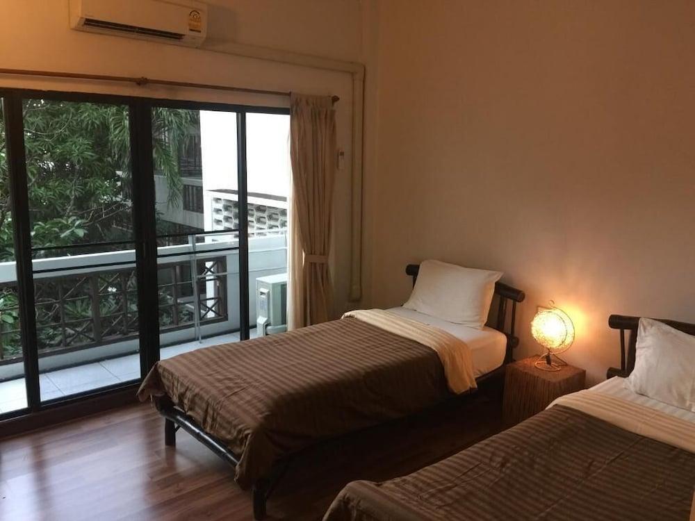Lamphu House Bangkok Room Type - Air-Con Superior Twin room