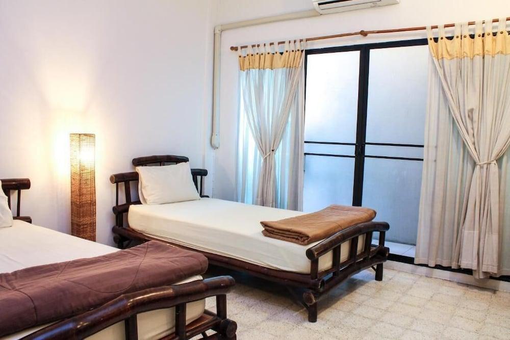 Lamphu House Bangkok Room Type - Air-Con Superior Twin room (Limited view of Balcony) Lamphu House Bangkok Room Type - Air-Con Superior Twin room (Limited view of Balcony)