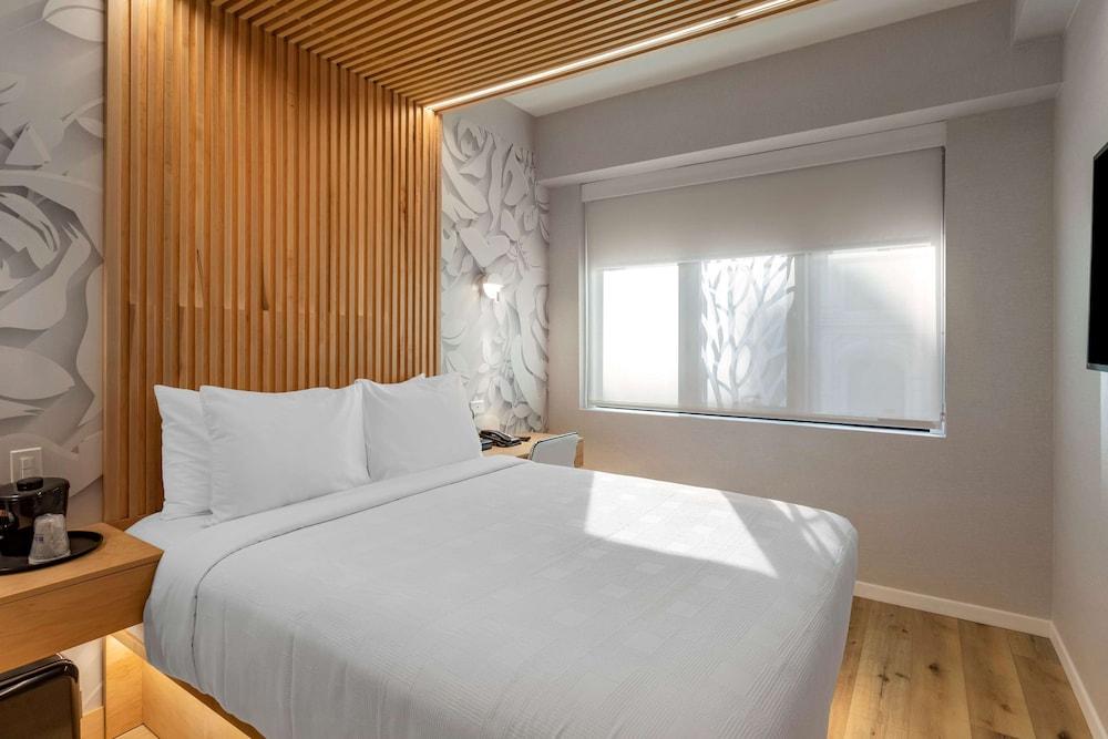 Best Western Plus Soho Hotel Room Type - Standard Room, 1 Queen Bed, Non Smoking (Shower Only) Best Western Plus Soho Hotel Room Type - Standard Room, 1 Queen Bed, Non Smoking (Shower Only)