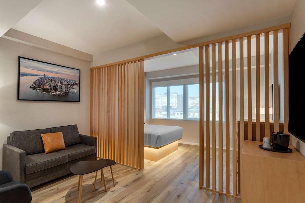 Best Western Plus Soho Hotel Room Type - Room, 1 Queen Bed, Accessible, Non Smoking (Bathtub with Sofabed)