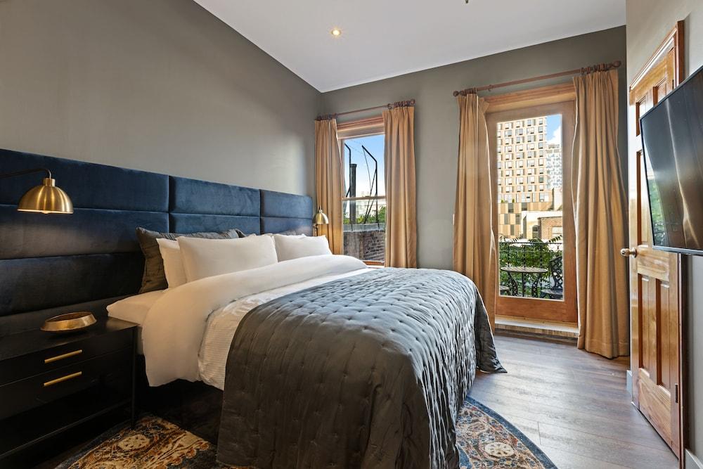 The Historic Blue Moon Hotel - NYC Room Type - Superior King with Balcony