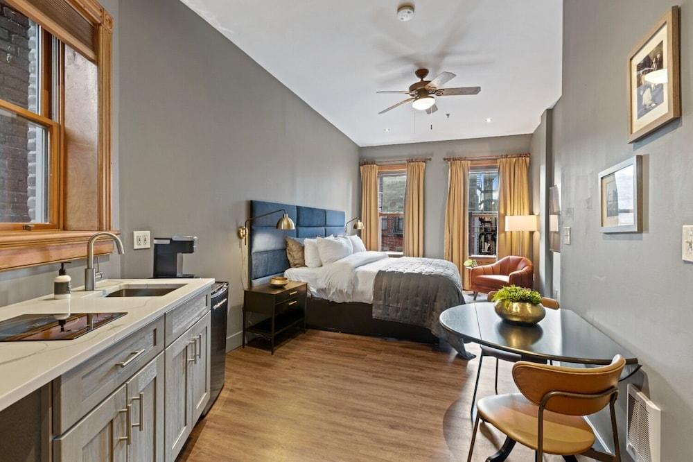 The Historic Blue Moon Hotel - NYC Room Type - Junior Suite
