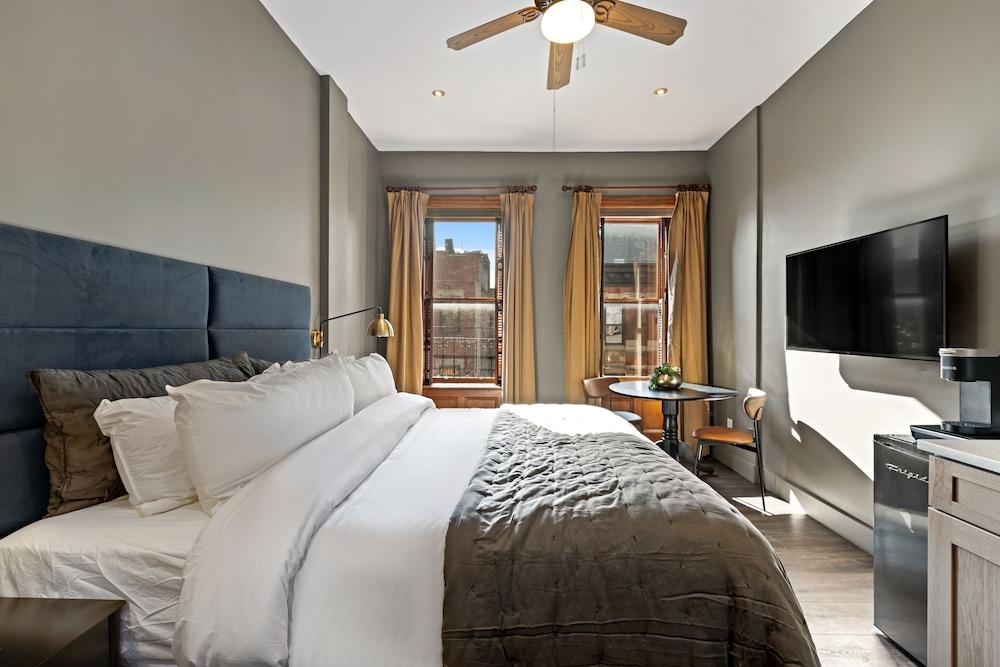 The Historic Blue Moon Hotel - NYC Room Type - Superior King