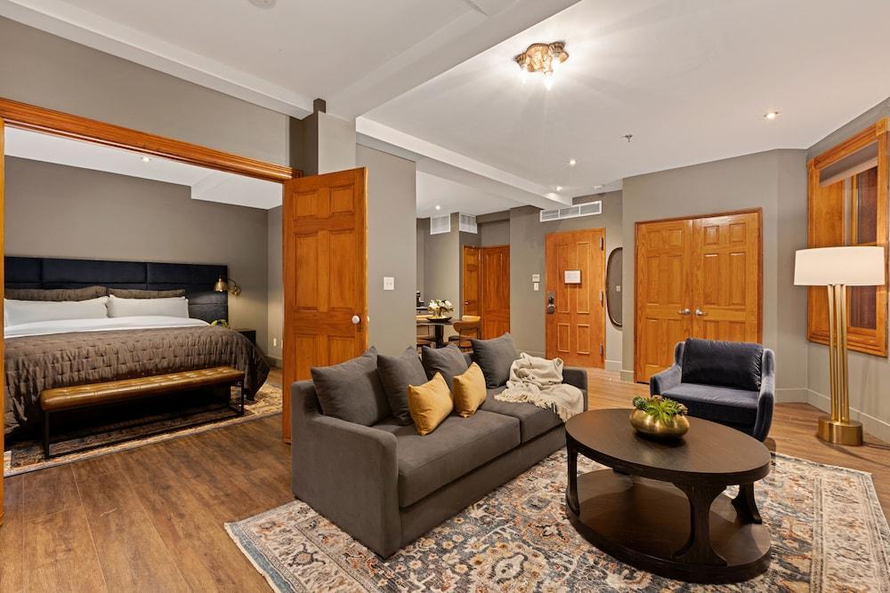 The Historic Blue Moon Hotel - NYC Room Type - Luxury Family Suite with Patio