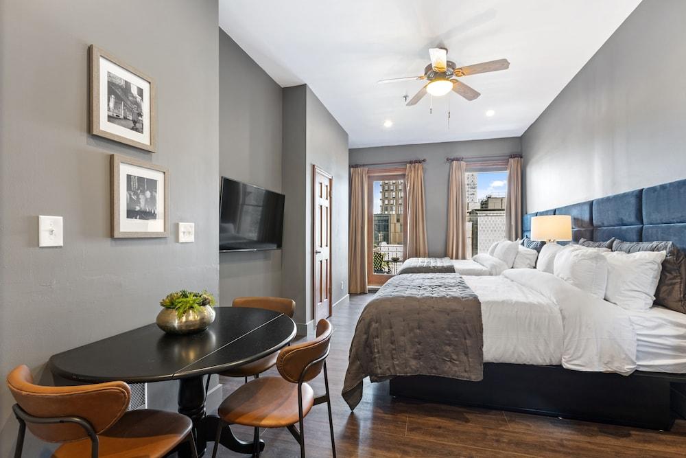 The Historic Blue Moon Hotel - NYC Room Type - Deluxe Double Queen with Balcony