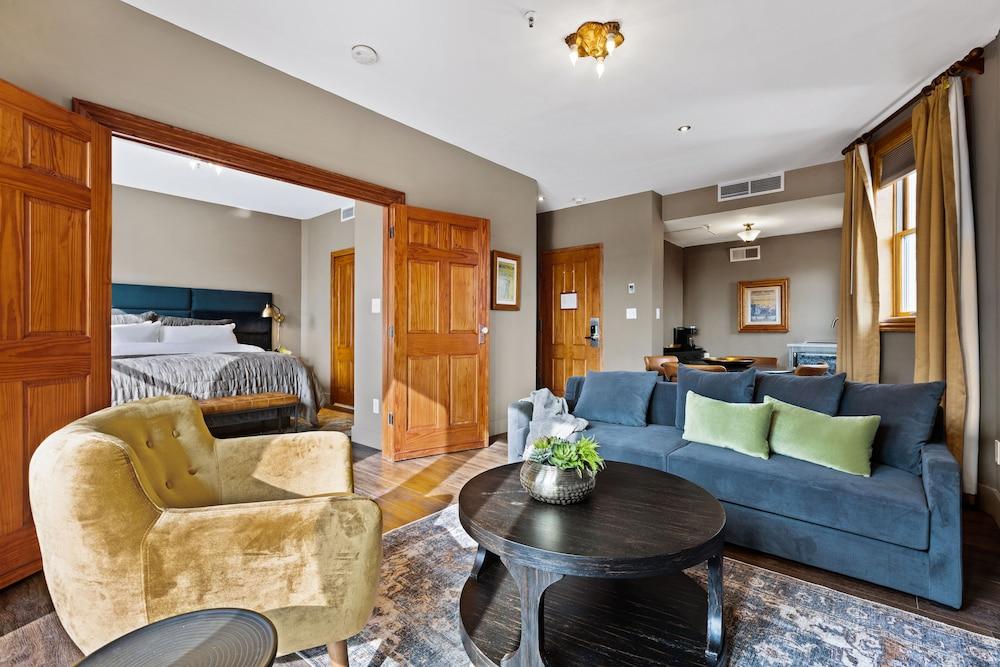The Historic Blue Moon Hotel - NYC Room Type - Quintessential King with Balcony