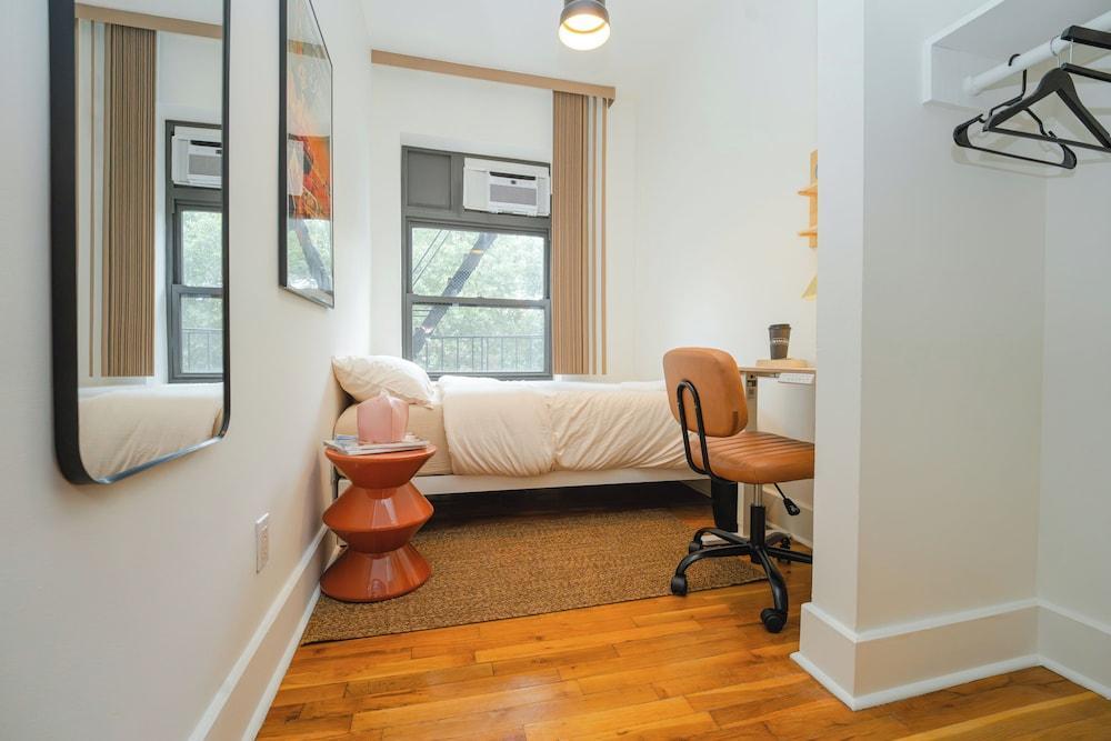 Lamartine Chelsea – Hostel Room Type - City Double Room (Shared Bathroom)